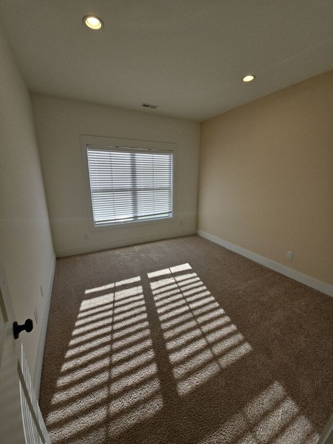 Building Photo - 4-Bedroom HOA Townhome with Pool Access Near Downtown Cookeville