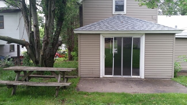 Building Photo - 2 Bedroom 1 bath house