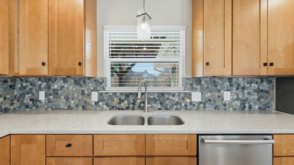 Building Photo - 1409 Highland Dr