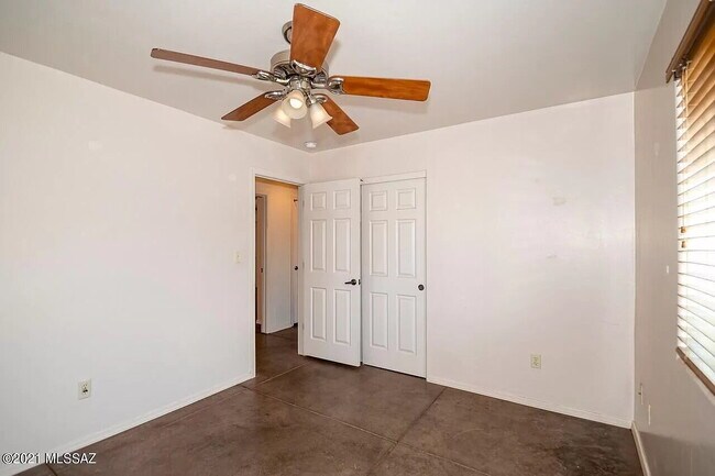 Building Photo - 3 bedroom 2 bath home with washer and dryer.