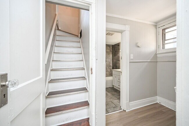 Building Photo - 2317 Stratford Ave