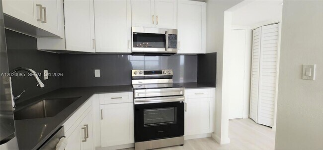 Building Photo - 1200 NE Miami Gardens Dr