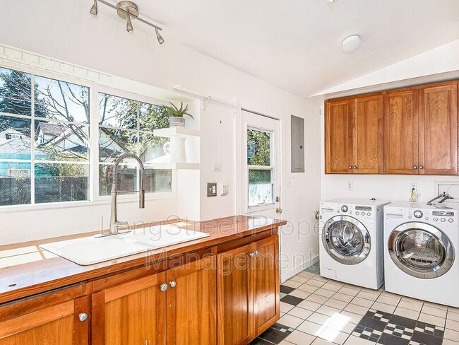 Building Photo - 1066 NE Madrona St