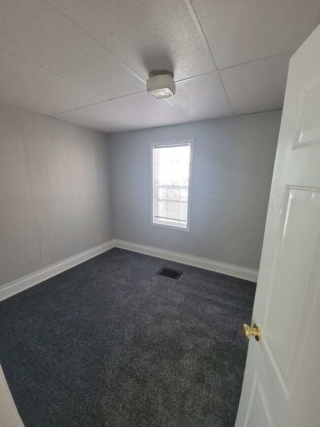 Building Photo - 422 N 27th Ave W