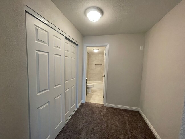 Building Photo - Recently remodeled condo close to downtown...