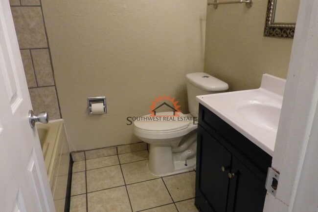 Building Photo - Lovely 3 bedroom 2 bath brick home.