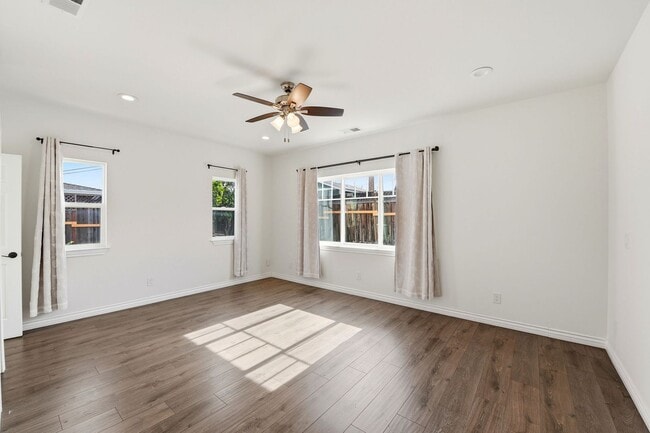 Building Photo - Sunning 3BD/3BA w/Bonus Room and Private Yard