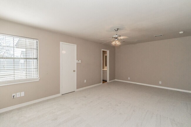 Building Photo - Beautiful townhome in a prime location nea...