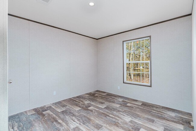 Building Photo - Huge 5 Bedroom 3 Bathroom Hastings Home Located w/ 1 Acre