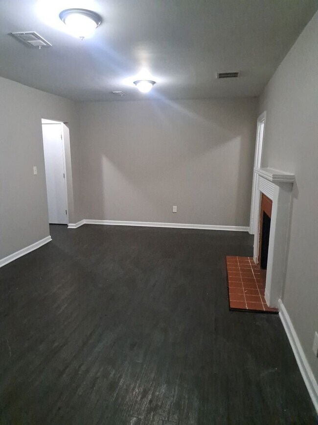 Building Photo - MOVE IN SPECIAL 1/2 OFF 1st full month if you move in by 7/1