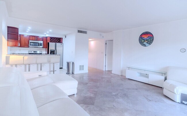 Building Photo - 2900 NE 30th St