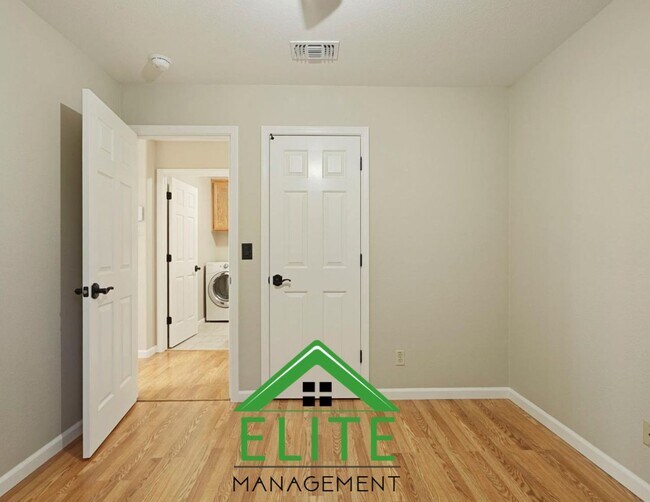 Building Photo - Spacious 4-Bedroom, 3-Bath Home in Desirab...