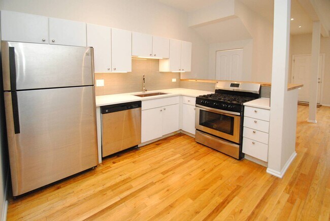Building Photo - 711 N Hoyne Ave