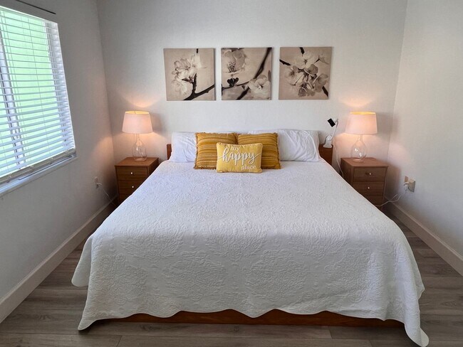 Building Photo - Furnished Beachside Townhome 2 bedroom/ 1.5 bath Dog Friendly Walk to beach