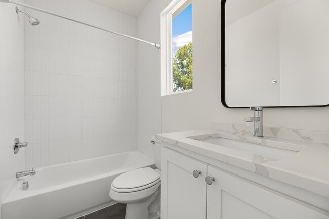 Building Photo - Newer 2 bedroom townhome in Lakewood with yard and office!