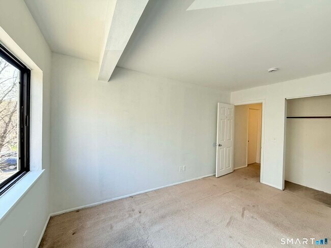 Building Photo - 14 Newtown Rd