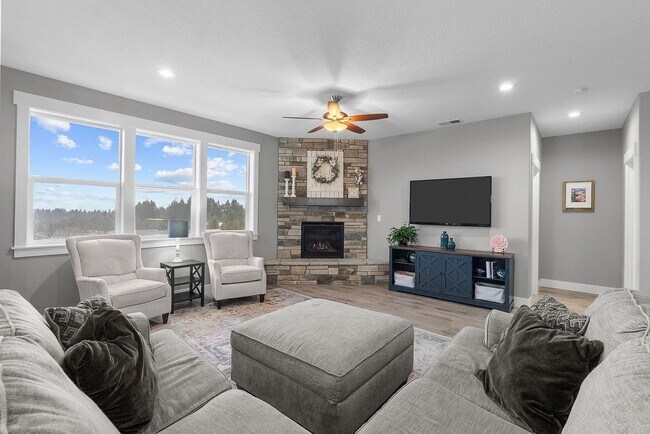 Building Photo - Modern 4BD/3BA Rental with Garage & Fenced Yard – Available Now