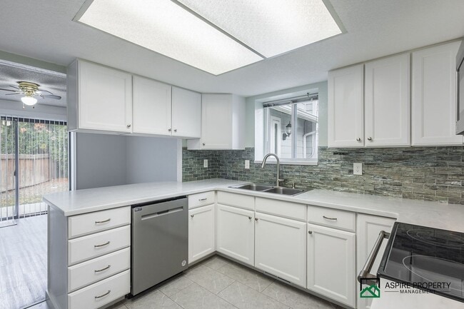 Building Photo - New Renovated 2 Bed 2 bath Townhome