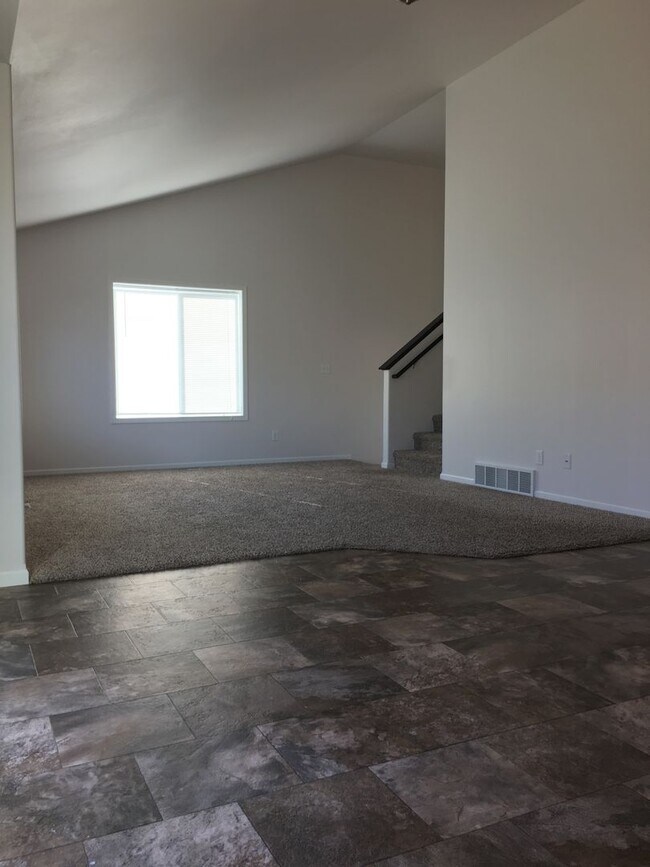 Building Photo - 3 Bed 3 Bath Single Family Home