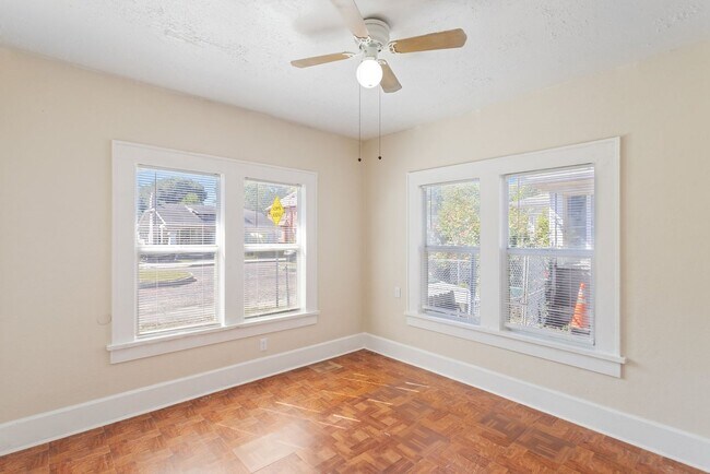 Building Photo - Cute 2bdrm/1bath Bungalo ** Section 8 OK ** Ready March 15