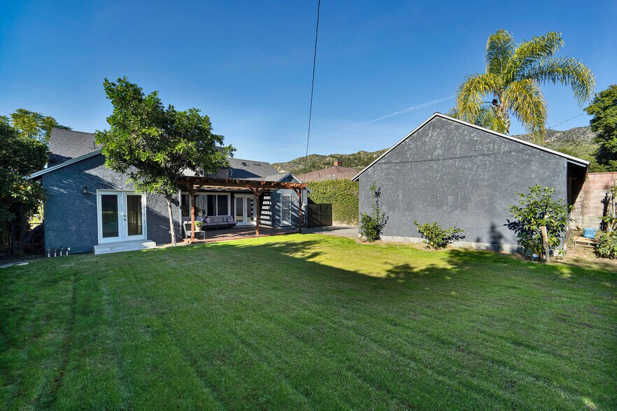 Huge fenced in backyard - 900 Bethany Rd