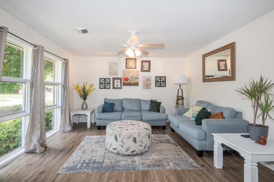 Building Photo - 3831 Forest Glen Dr