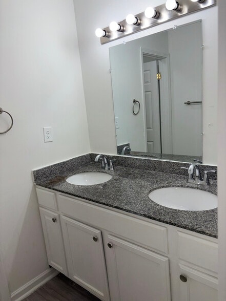 Building Photo - 4900 Central Dr