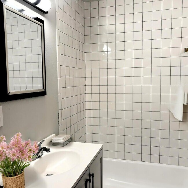 Building Photo - 911 W Leola St