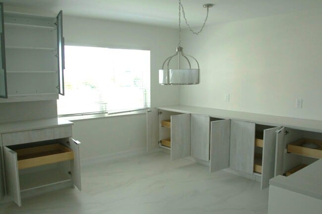 Building Photo - 340 Sunset Dr