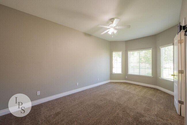 Building Photo - North West Fresno Modern/Updated Home, 3BR/2BA, Built 2004 - Lots of Amenities!
