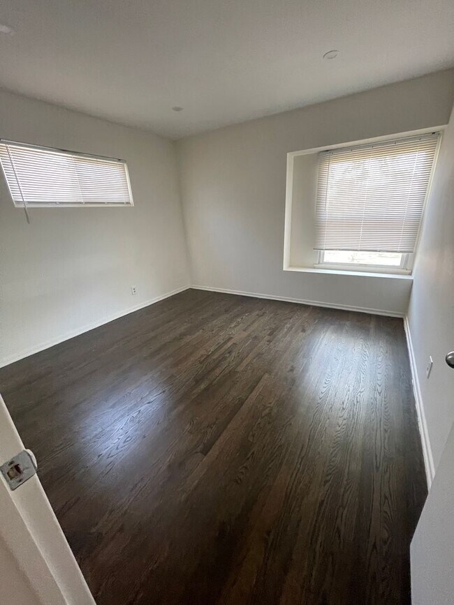Building Photo - Charming 3br 1bth - Quiet Street