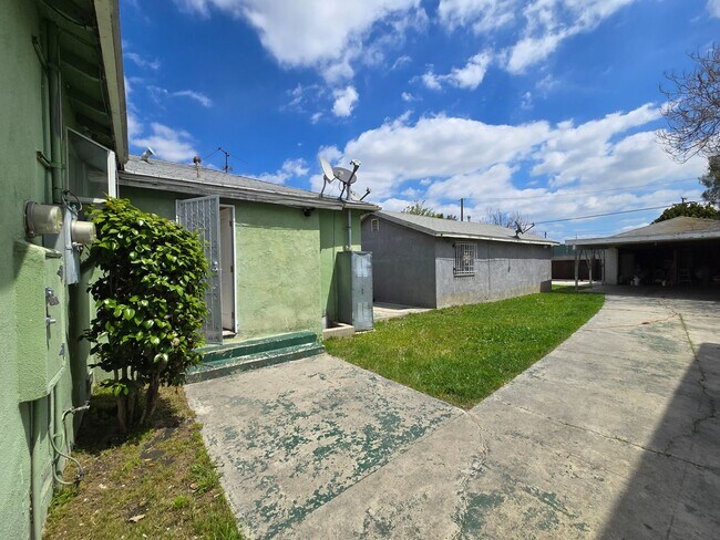 Building Photo - 9618 Kalmia St