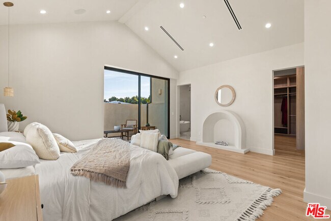 Building Photo - 11748 La Maida St