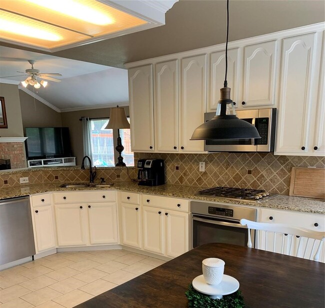 Building Photo - 3 Bedroom - 2 Bathroom House in Flower Mound