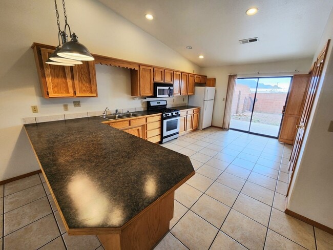 Building Photo - 2100 Hickory Dr