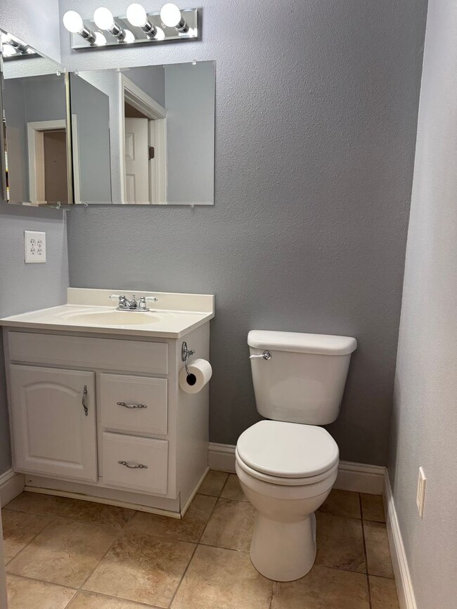 Building Photo - Single level home on large lot