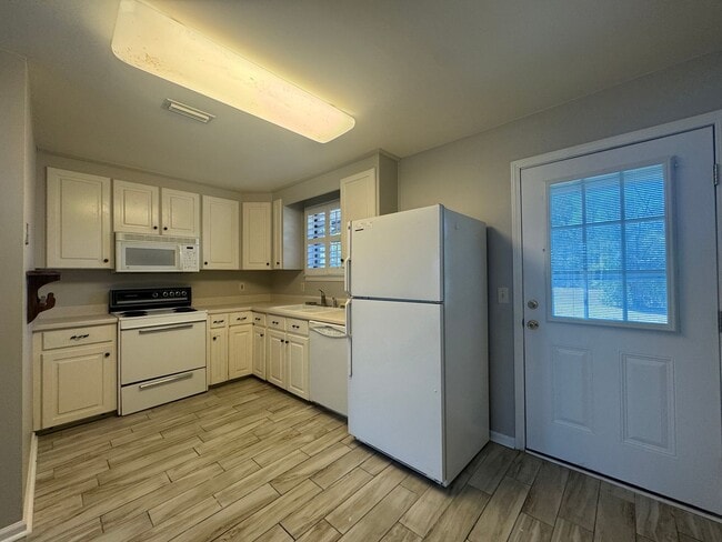 Building Photo - 3/1 Quiet Country Home in Graceville