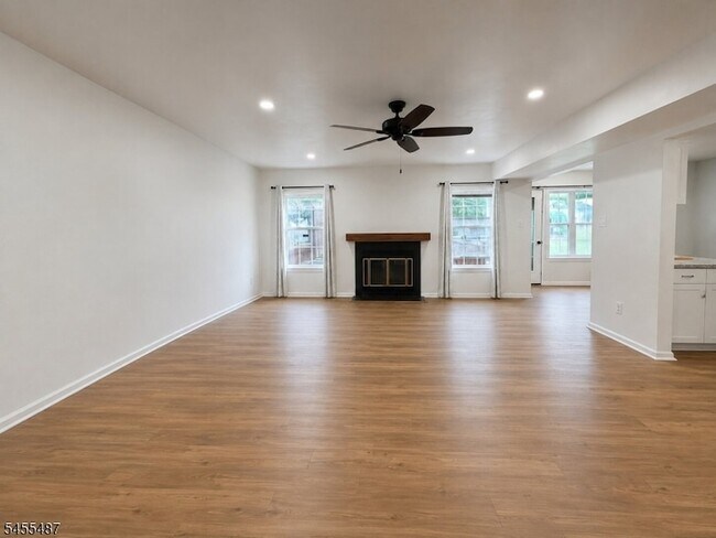 Building Photo - 121 Harrow Dr