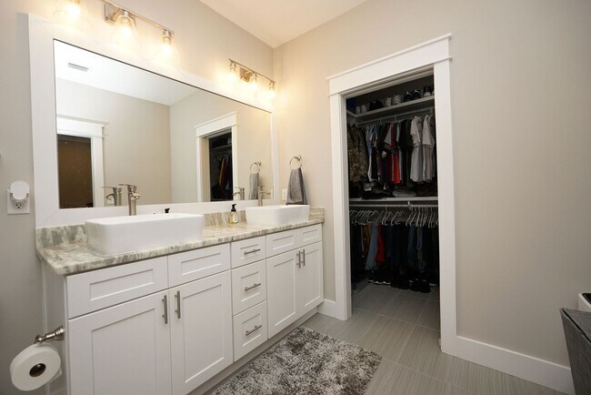 Building Photo - Newer Townhome Conveniently Located Near E...