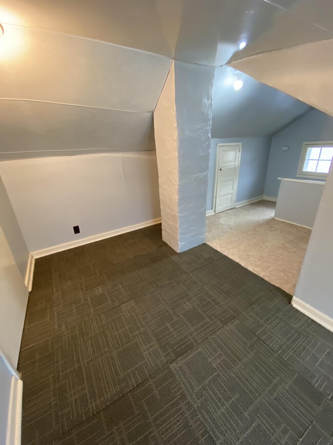 Building Photo - 947 Center Point Rd NE