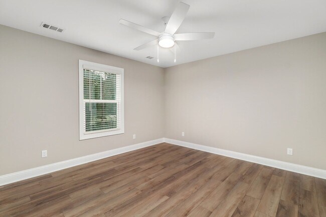 Building Photo - 204 Pineland Dr