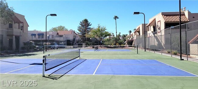 Building Photo - Inviting 2-Bedroom Condo with Pool, Spa & ...
