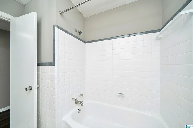 Building Photo - 832 Alden Ave