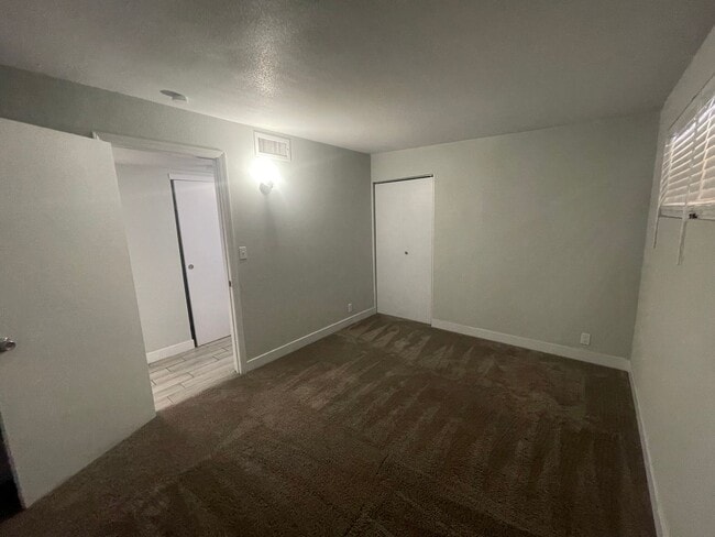 Building Photo - NEWLY REMODELED 3 BEDROOM 2 BATH HOME COME...