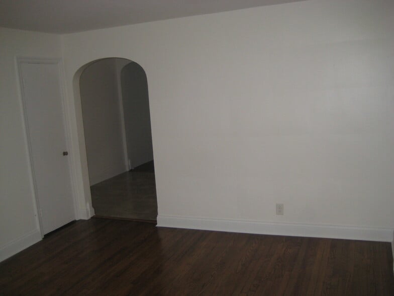 Living room 3 - 5711 Whitney Ave