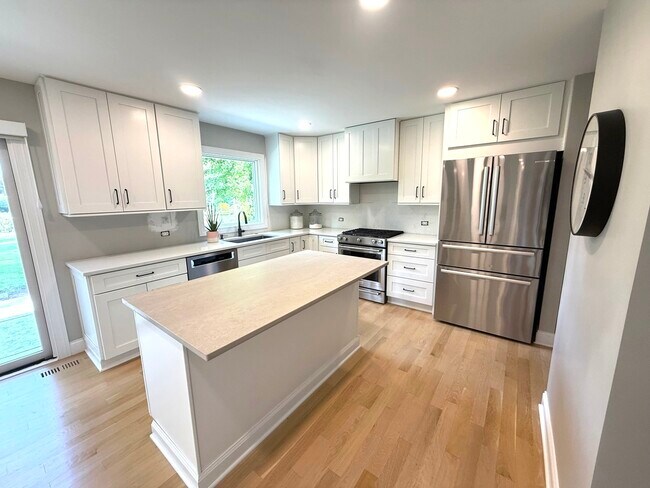 Building Photo - 1019 Thunderbird Ln