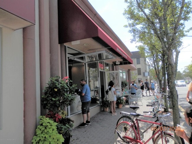 Building Photo - 613 Brinley Ave