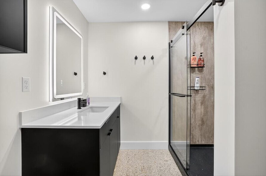 Building Photo - 400 S Main St