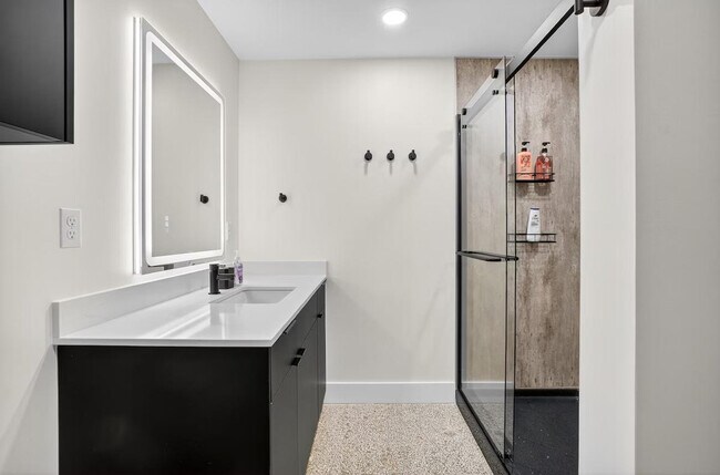 Building Photo - 400 S Main St