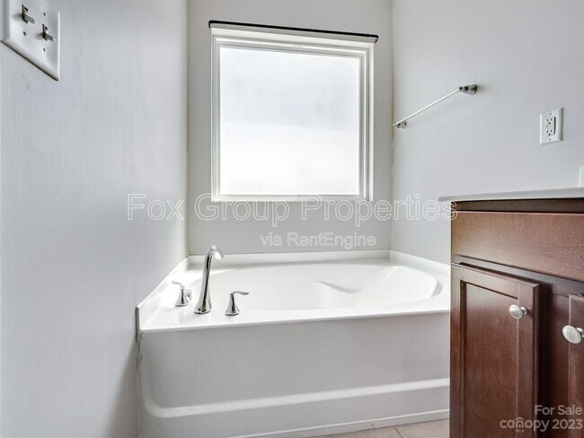 Building Photo - 19036 Lake Breeze Dr